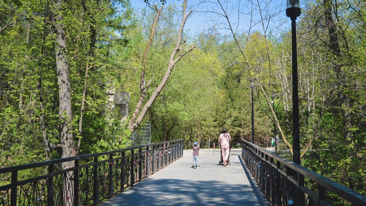     О планах властей по изменению внешнего вида скверов и культурно-досугового центра близ парка Нефтехимиков в рамках оперативного совещания в администрации Уфы сообщил и. о. главы администрации Калининского района города Дмитрий Миронов.