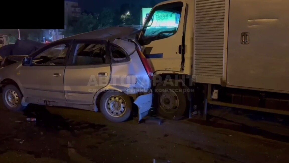     В ночь на 28 июля на Некрасовском путепроводе во Владивостоке произошло серьёзное ДТП. Четыре автомобиля столкнулись на дороге.