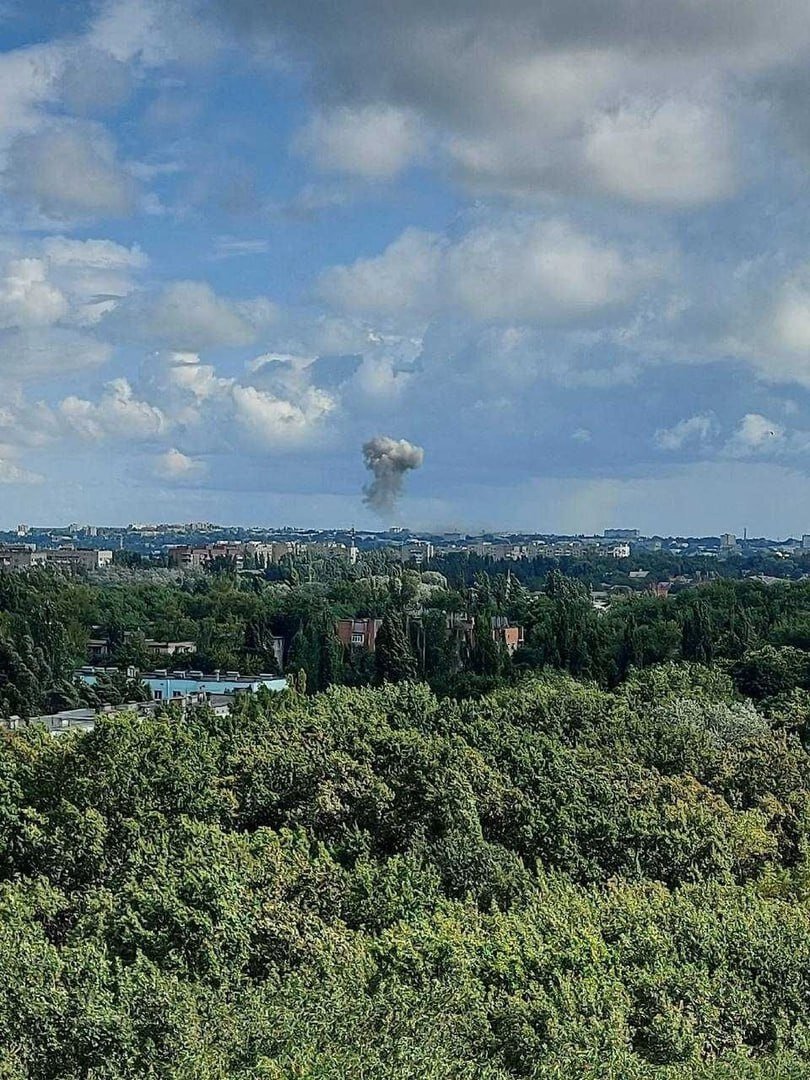 ❗️В центре Таганрога взорвалась предположительно ракета, ЧП произошло по адресу пер. Лермонтовский, 22, у кафе «Чехов сад» — губернатор Голубев. Погибших нет, есть пострадавшие.