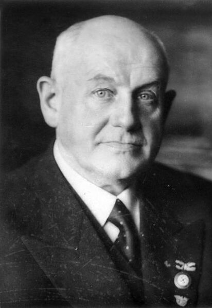 Гюнтер Квандт (28 июля 1881, Прицвальк — 30 декабря 1954, Каир) — немецкий промышленник и предприниматель, фюрер военной экономики (Wehrwirtschaftsführer) (1937), основатель промышленной империи, в которую сегодня входят автоконцерн BMW AG и фармацевтическая компания Altana AG. Был женат вторым браком (1921—1929) на Магде Фридлендер, позднее ставшей известной как Магда Геббельс (после замужества с Йозефом Геббельсом)
