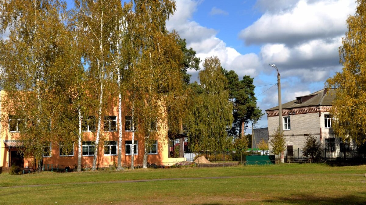 Справа Спортивная, слева- Парижская школа. Фото В.Гребнева