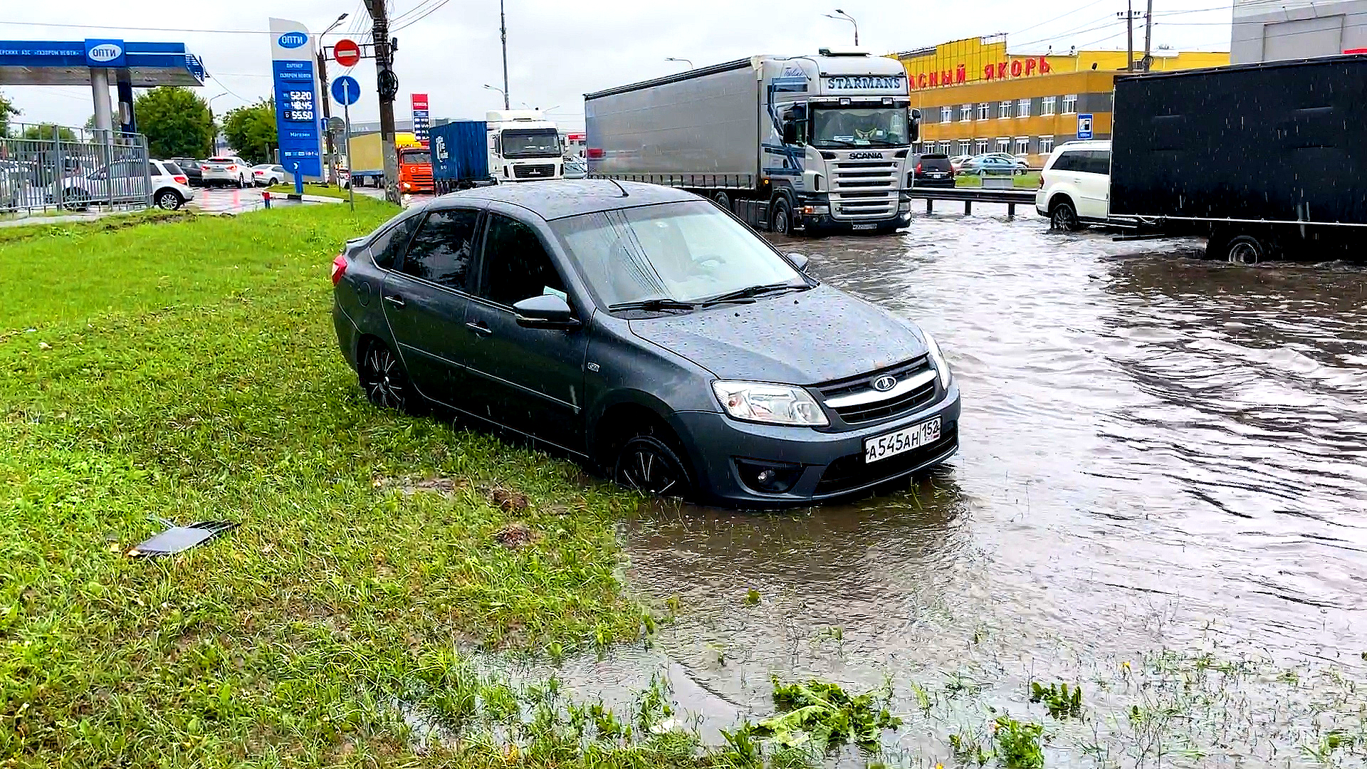 Утопленные машины и девушки на дорогих АВТОМОБИЛЯХ, которые создали пробку  на затопленной дороге | Gorbunoff - все о машинах | Дзен