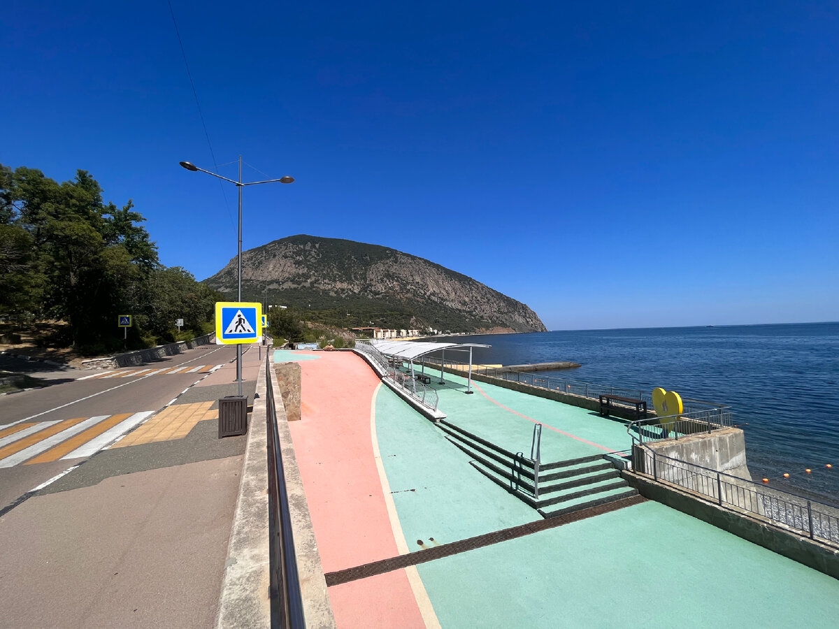 Набережная Артека, место где дети купаются и гора Аю-даг