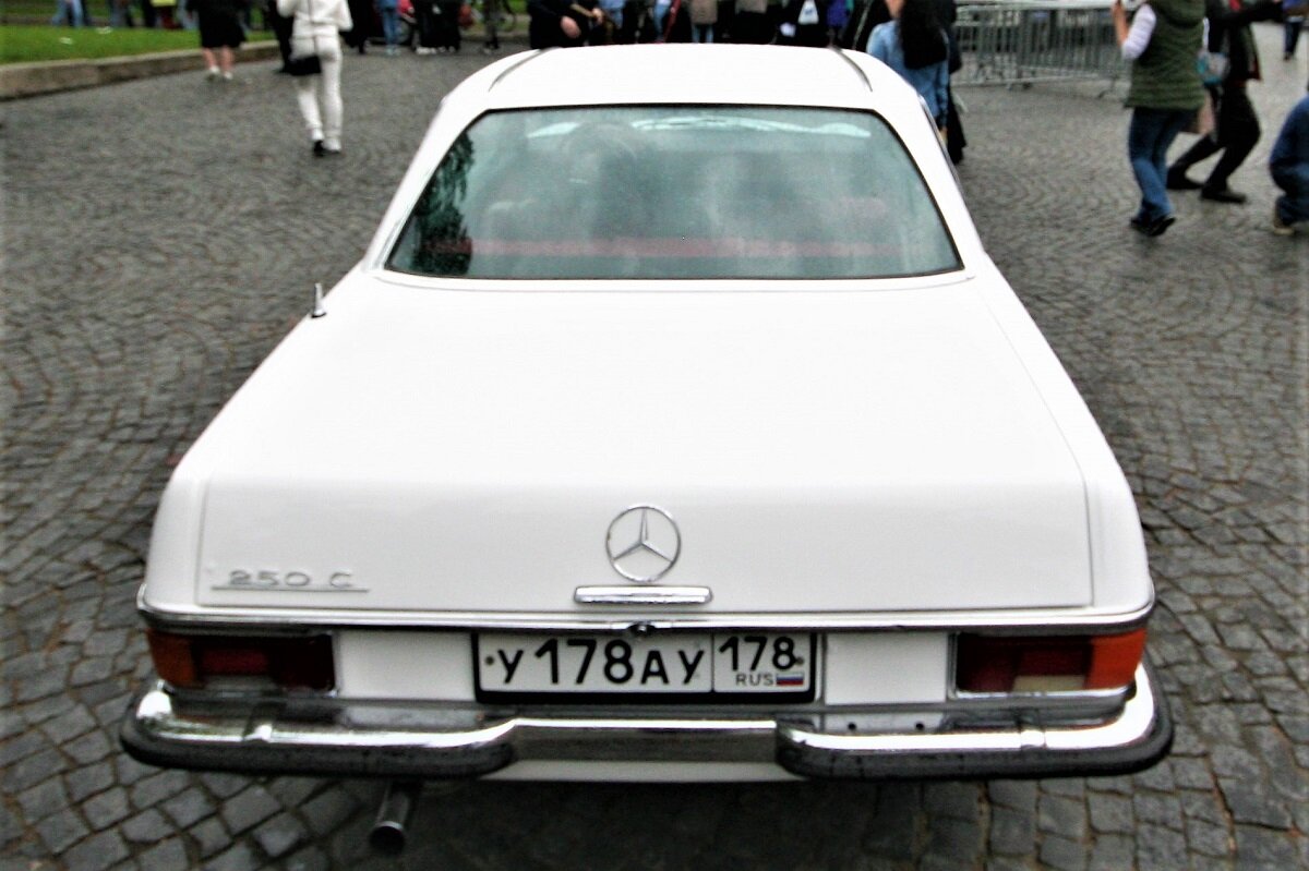 Двухдверное купе Mercedes-Benz 250C с номером «178» и кодом региона «178» катается по Санкт-Петербургу.