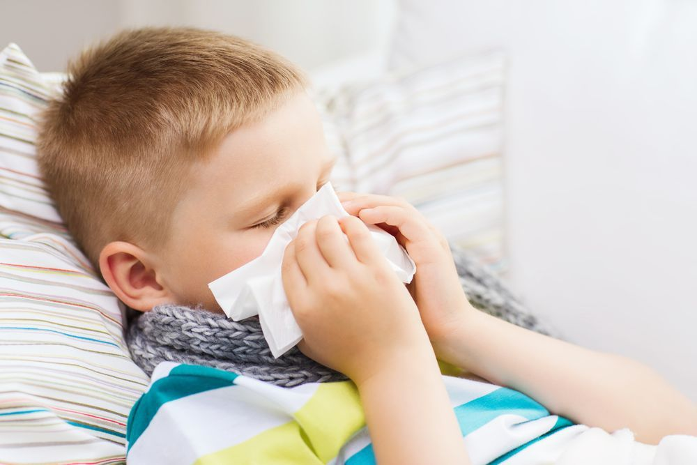 Больной гриппом ребенок. ОРВИ У детей. Ребенок кашляет. Больной мальчик. Здоровье орви