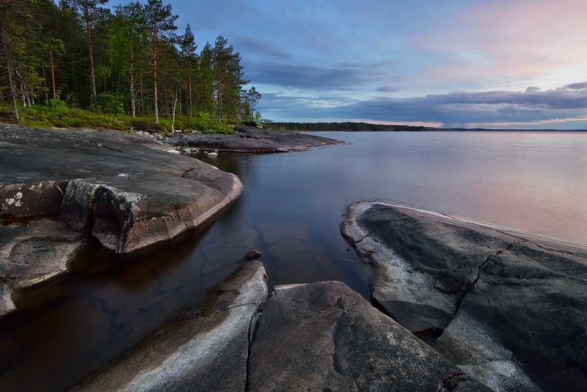 Водами онеги. Озеро Онего Карелия. Берег Онежского озера Петрозаводск. Акватории Онежского озера Карелия. Онега Онежское озеро.