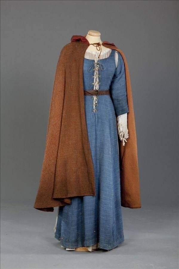 Одежда средневековья Европа 13 век. Англия 15 век одежда простолюдинки. Костюм простолюдина Британии 13 век. Англия 13 век одежда. Костюм средневековой европы