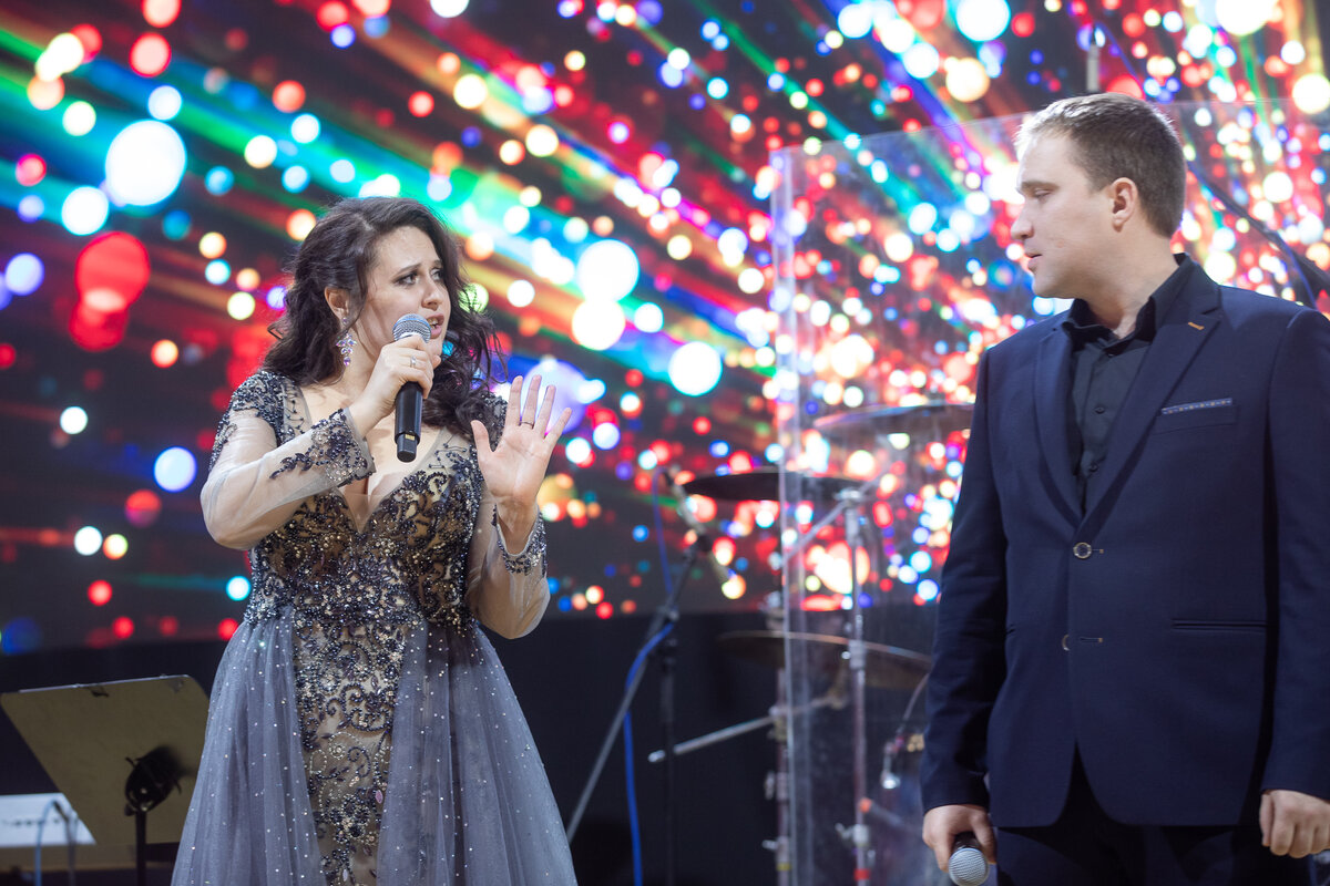 Фото автора с корпоратива в моей компании. Песня квартетом, один из солистов со мной на фото).