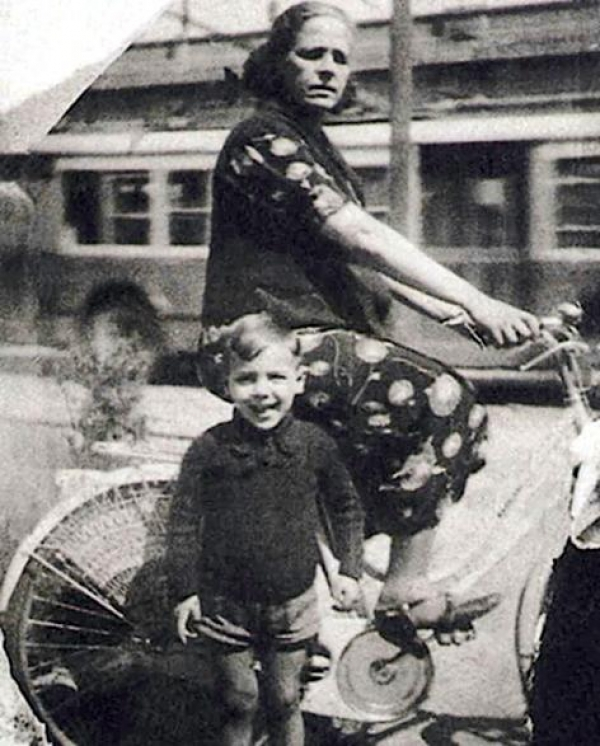 Адриано Челентано в детстве с матерью