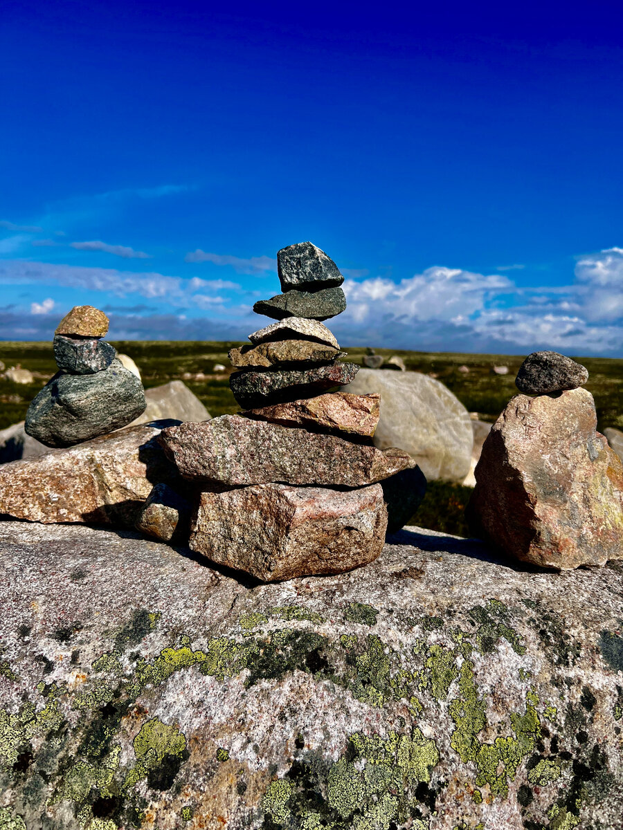 Бытует поверие, если складывать друг на друга камни, то получится энергетически сильный объект. Он поможет исполнить желания. И что если сделаешь такой мини-сейд, то будет у тебя и твоей семьи все благополучно — эдакий своеобразный оберег.