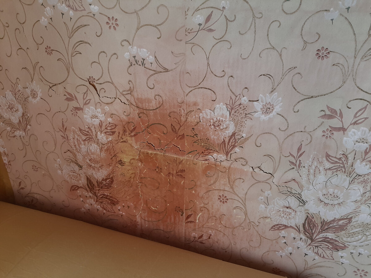 Обои у изголовья кровати, сильно "страдает" при просмотре телевизора.