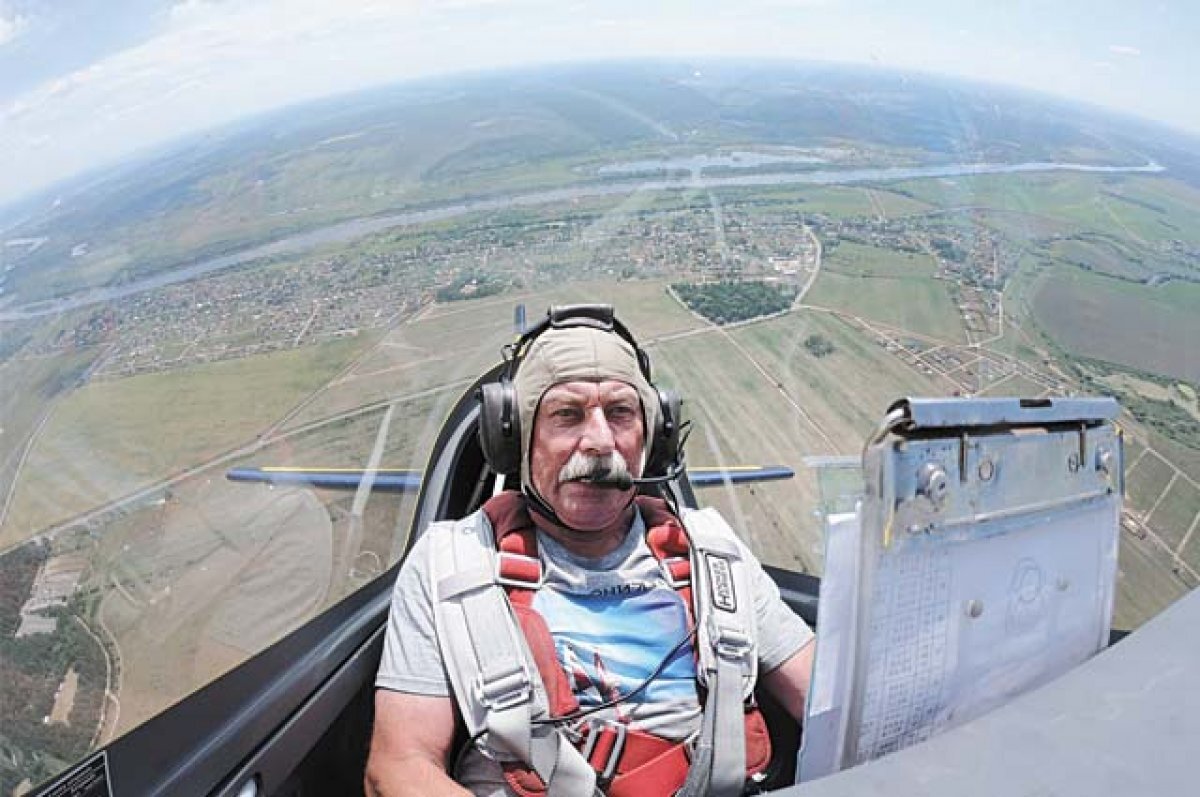    Владимир Котельников за штурвалом самолёта уже 41 год.