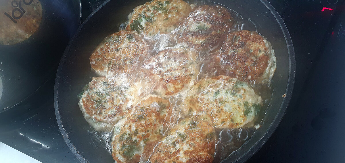 Котлеты получаются очень сочными и ароматным