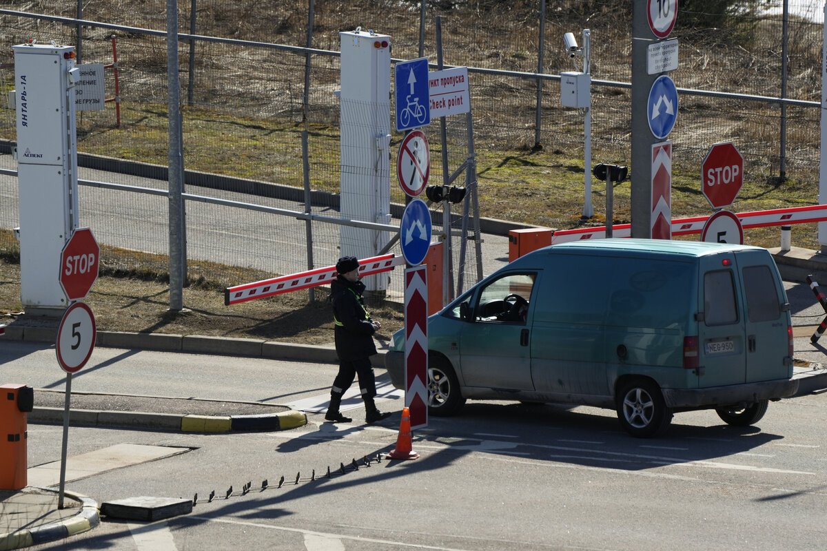 Въезд в страны Евросоюза на пассажирских автомобилях, зарегистрированных в  России, запрещен, он расценивается как запрещенный импорт, уточнили в  Еврокомиссии. Читайте на 