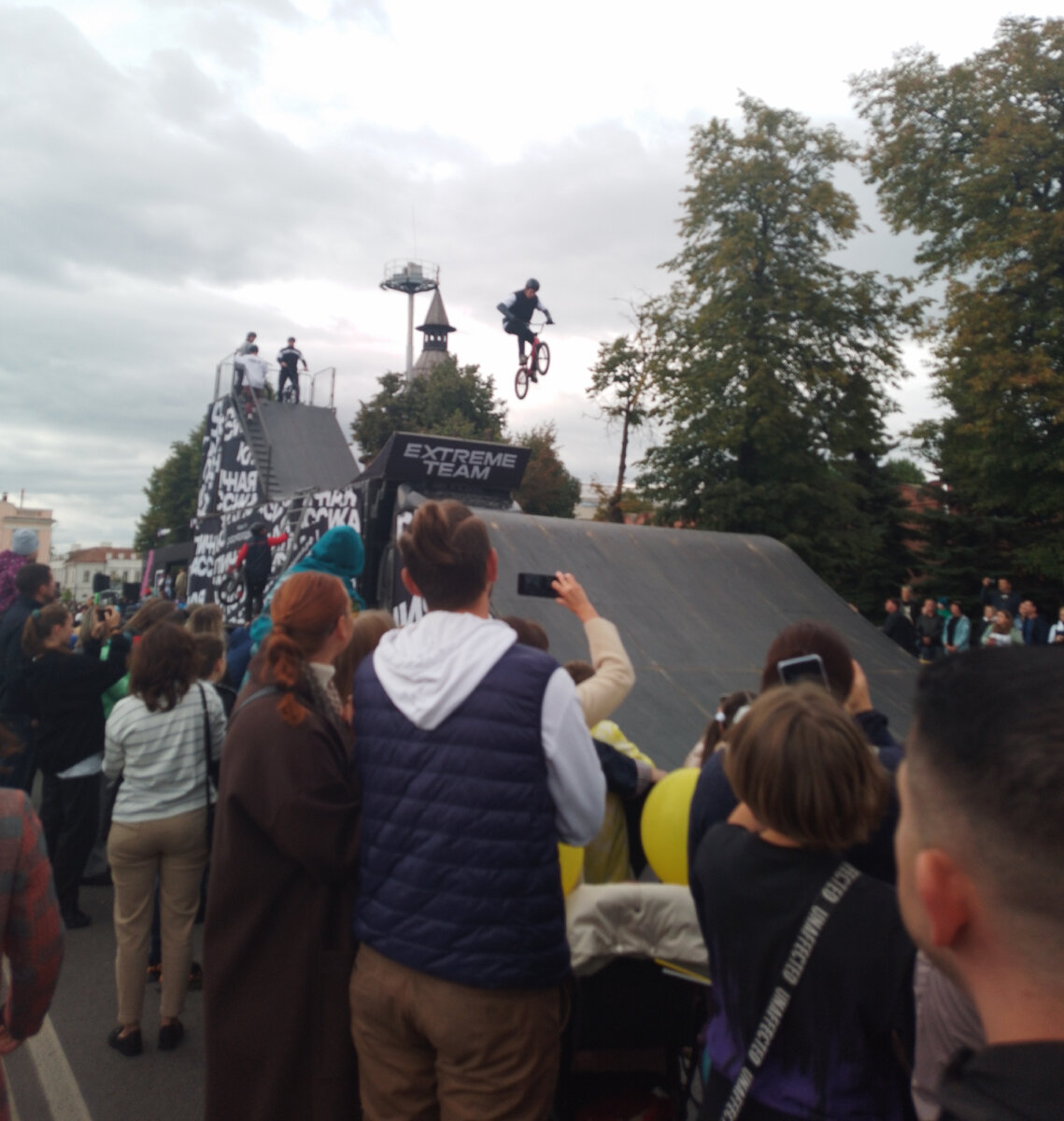 Нашему городу -877, но он  как всегда молод, красив, хорош собой, да ещё в в полном расцвете сил, радует своих жителей и гостей, историческими  памятниками, итересными музеями, замечательными...-41