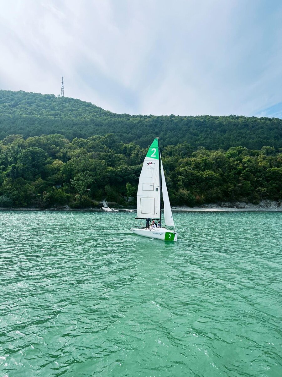 Изумрудная вода озера Абрау