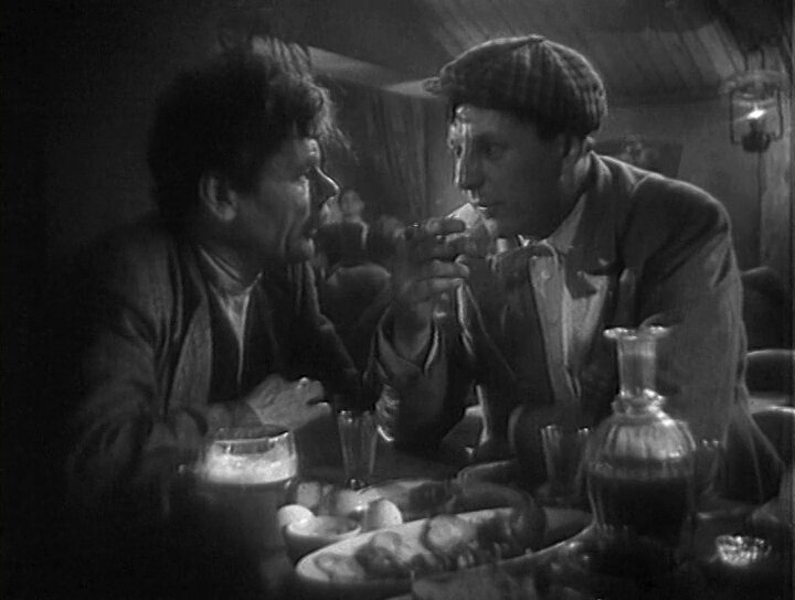 Кадр из фильма "На графских развалинах". Сцена в пивной "Золотое дно", где звучит песня "Мальчики-налетчики".
