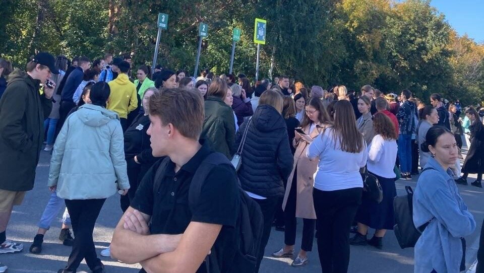     В Тюменской области эвакуируют учебные заведения, медицинские учреждения и торговые центры. По данным источника «Нашего Города», причиной тому стали поступившие сообщения о минировании.