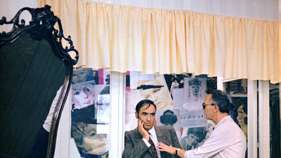    Владимиру Этушу (слева), желавшему сыграть Ивана Васильевича, досталась второстепенная, но яркая роль стоматолога Шпака, которого обокрали. До этого актер уже работал с Гайдаем на съемках фильмов «Кавказская пленница, или Новые приключения Шурика» и «12 стульев» предоставлено телеканалом «Мосфильм. Золотая коллекция»