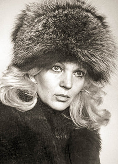 Людмила Петровна родилась 29 марта 1939 года в Туле. Почему-то в интернете пишут, что отец Люды Петр Иванович Шляхтур был потомственным военным.-4