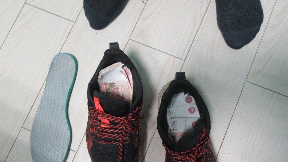     Гражданин Китая попытался пронести в кроссовках почти полмиллиона рублей. Однако его подвели собственные нервы.