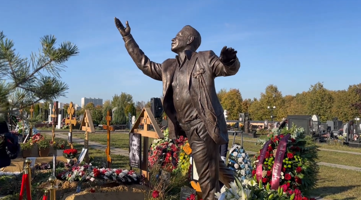 Памятник борису моисееву на троекуровском кладбище фото