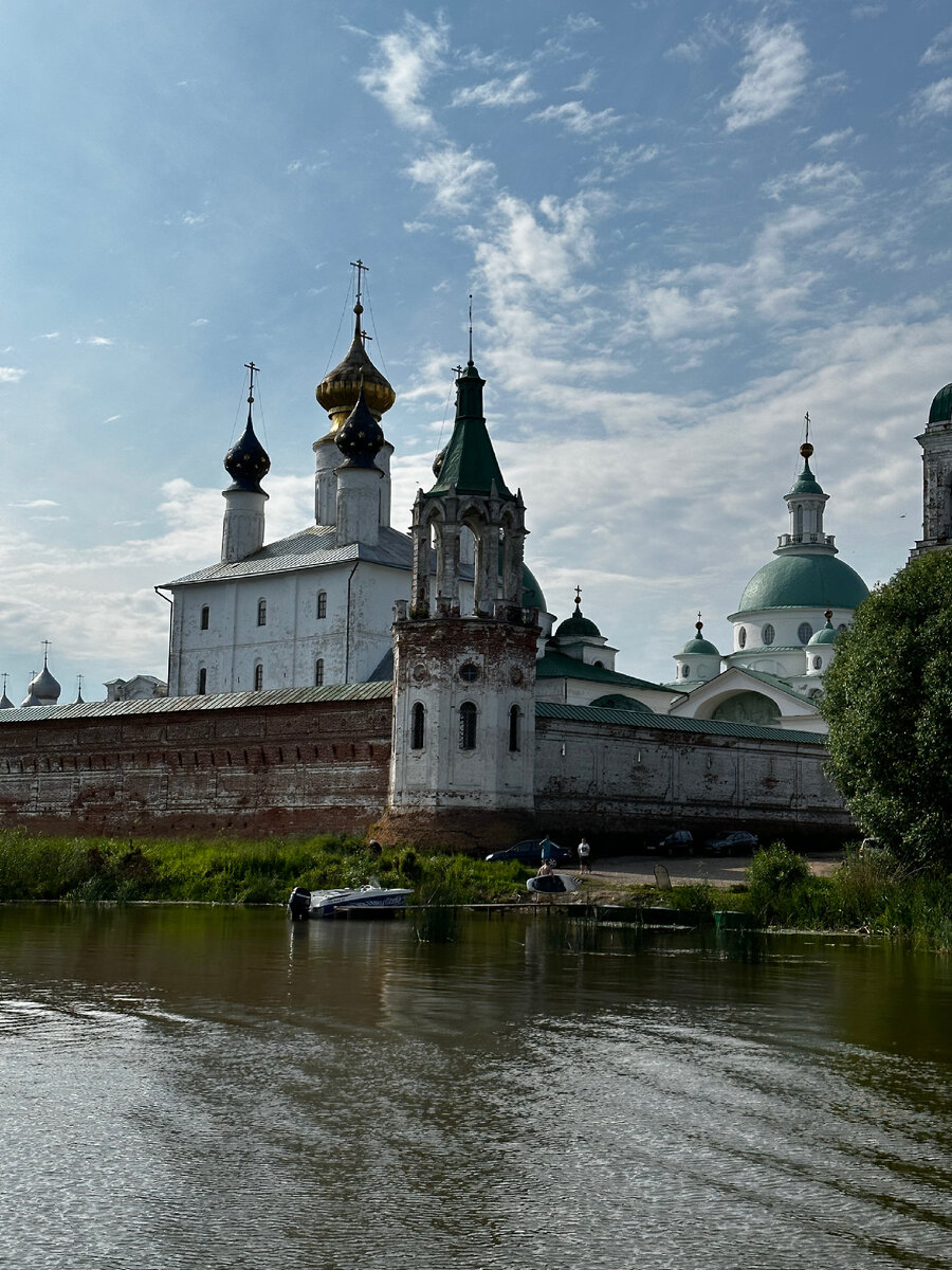 Спасо-Яковлевский монастырь. Вид с озера Неро.