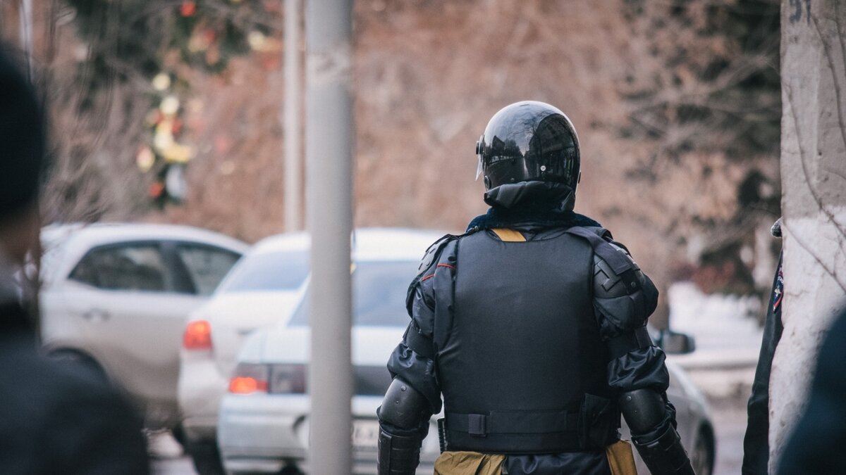     Телеграм-канал «Уфа с огоньком» ранее опубликовал видео, на котором видно, как по периметру предприятия выставлены несколько вооруженных мужчин. Mkset выяснил, что там происходит.