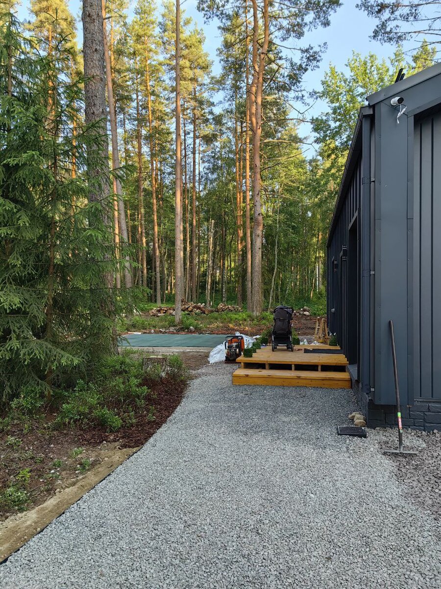 Вид со стороны крыльца на нашу резиновую площадку.