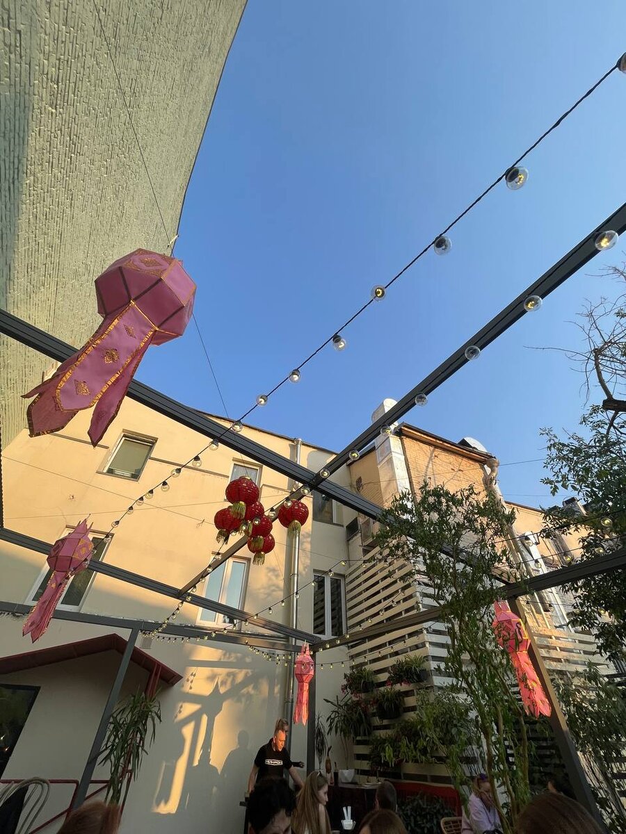 Крыша закрывается днем и открывается вечером