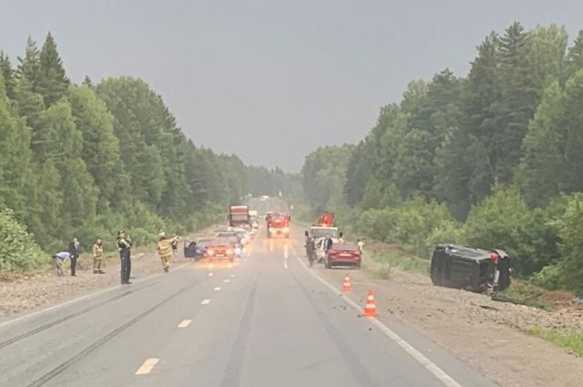    Три иномарки перевернулись на трассе в Свердловской области