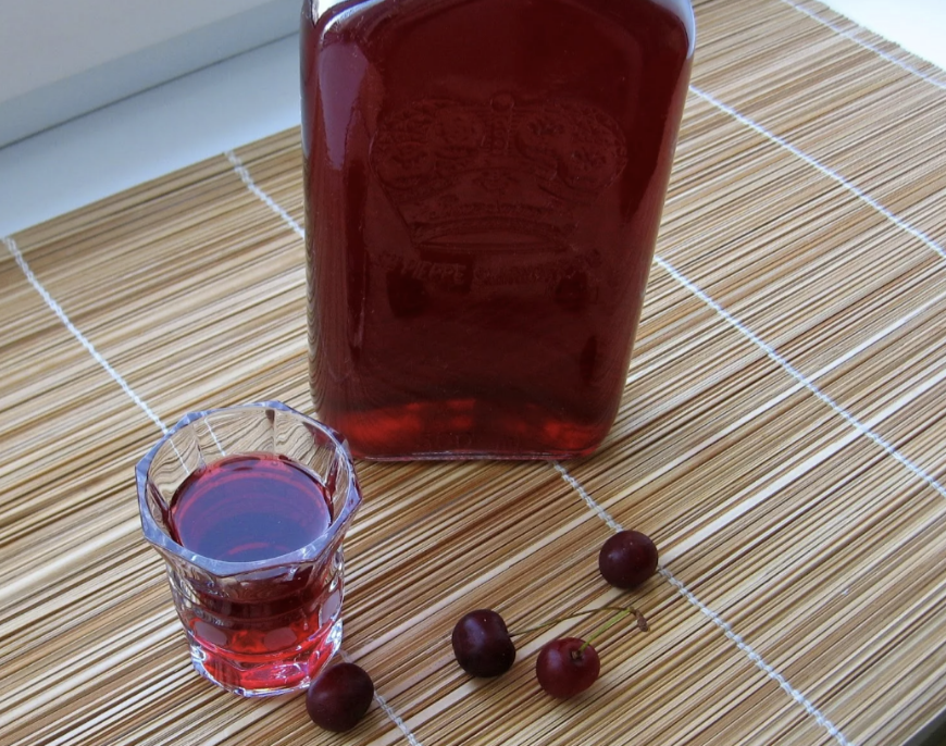 Сделать домашнюю наливку из вишни. Наливка Вишневая Liqueur. Вишневка ликер. Ликер на вишневых косточках. Вишня в ликере.