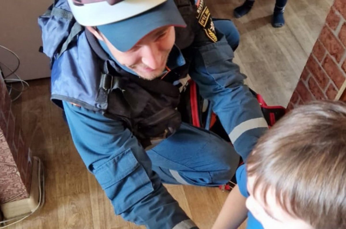    В Петропавловске-Камчатском спасатели МЧС помогли ребенку выйти из туалета