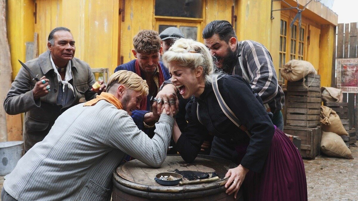 Художник  Атас Шансонов. "Сонька Золотая Ручка меняет погоняло на Сломанная Ручка". Гипс, открытый перелом, шьорт побьери. 