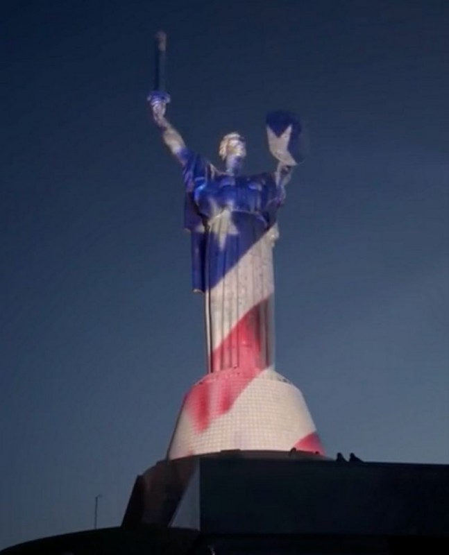 Из новостей: статую Родины-матери в Киеве подсветили цветами американского флага по случаю 4 Июля — дня независимости США.