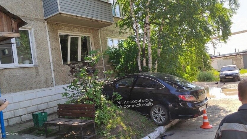     В Лесосибирске в окно пятиэтажки въехал автомобиль. Водителя из машины доставали спасатели.