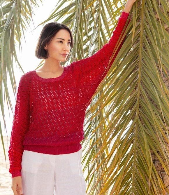 Красный свитер с цельнокроеным рукавом. Фото источник: журнал по вязанию Филати.