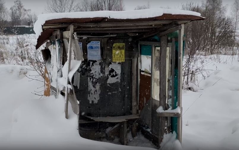 Жители нижегородской глубинки сами построили сарай, чтобы укрываться от непогоды на остановке, находящийся по ходу движения к городу Кстову (иллюстрация – фото с сайта progorodnn.ru)