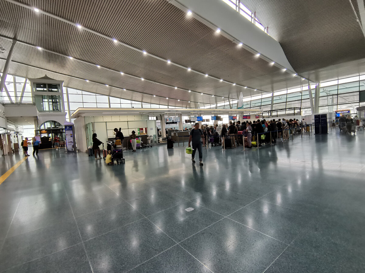 Очередь на регистрацию в аэропорту Пхукет