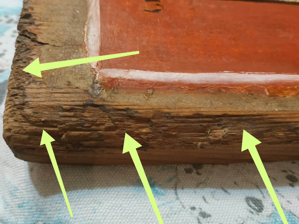 Как пример: левый верхний угол иконы.По обеим сторонам угла сбиты и сточены грани доски, угол потерял форму, стал округлым. Ему необходимо вернуть четкую геометрическую форму. 