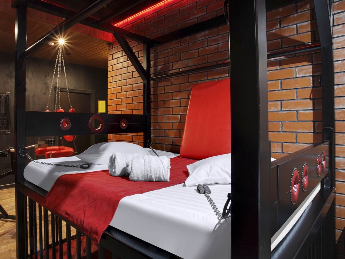 Номер "Готика" в отеле "Подушкин" в Измайлове (Москва)