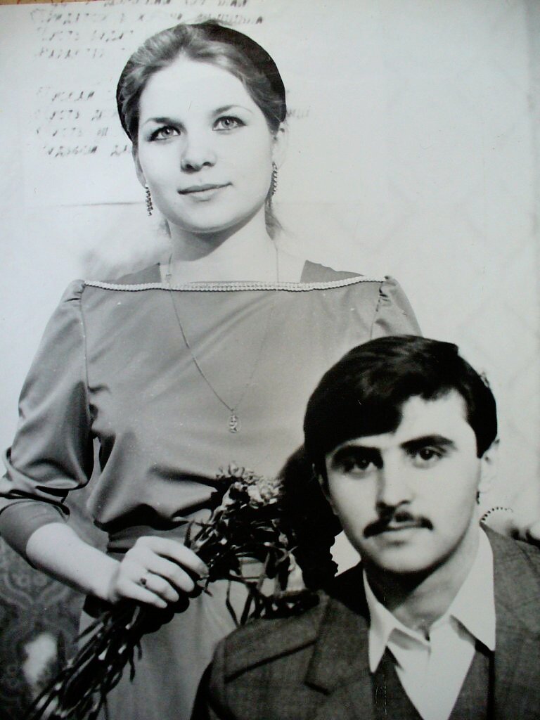 Платье сочного сиреневого цвета, с отделкой из чешского стекла.  