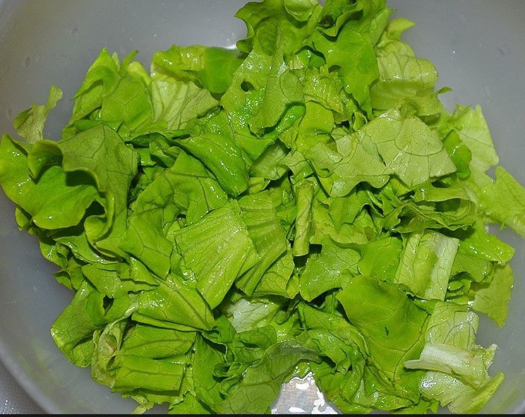 Листья салата.