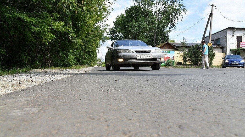     Рабочая поездка включала осмотр отремонтированной дороги в переулке Алданском и инспекцию благоустроенного двора на улице Кутузова, который стал частью программы «1000 Дворов на Дальнем Востоке».