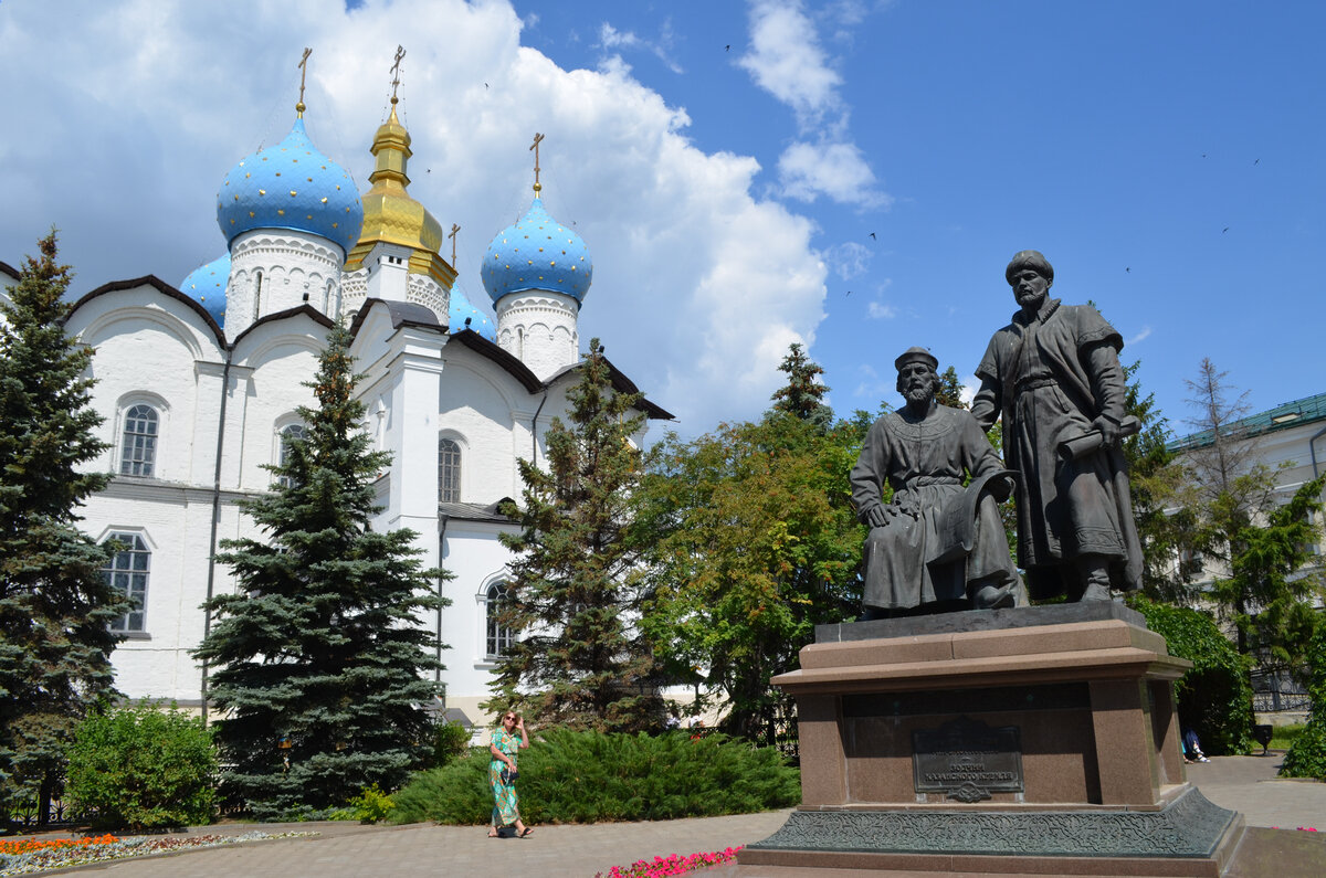 Старейший Благовещенский собор и Памятник русскому и татарскому зодчим.