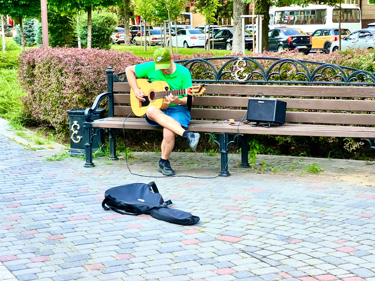 Если с работой всё так плохо, то вот такие люди должны встречаться тысячами, при этом одеты они должны быть чуть менее привлекательно, а я искала этого человека на главной улице два дня, чтобы сделать фото
