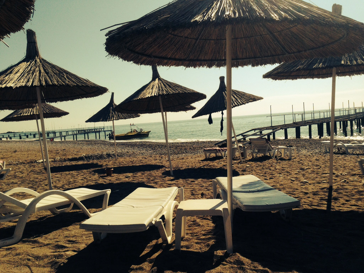 Пляж при первом посещении. Тогда владельцы еще "запаривались" над мелкой галькой. В этом году были уже булыжники.