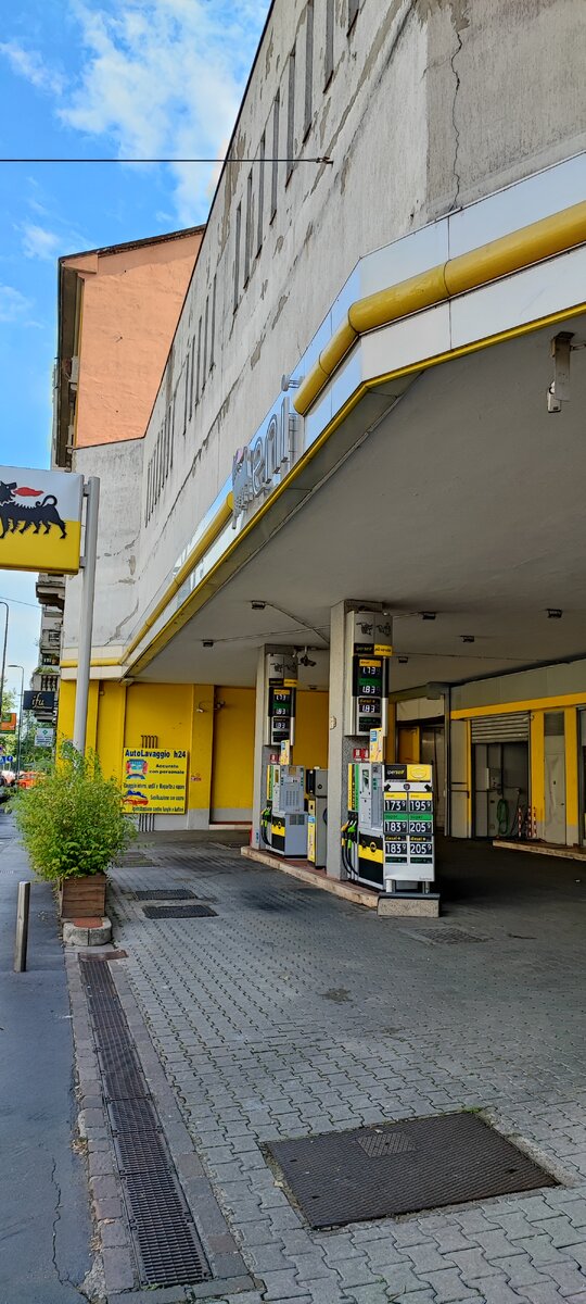 Резервуары с топливом, как и в большинстве случаев в России, находятся под землёй.