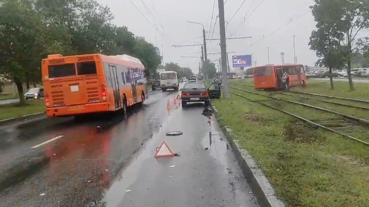     Серьезное ДТП с участием легкового автомобиля и автобуса случилось в Нижнем Новгороде рано утром в среду, 12 июля. О подробностях сообщает пресс-служба ГУ МВД.