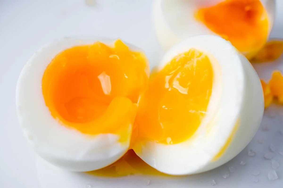 Рассказываем, как сварить яйца всмятку, чтобы желток был идеальной консистенции. Яйца - очень полезный продукт, богатый витаминами, полезным холестерином, минералами и высококачественными жирами.